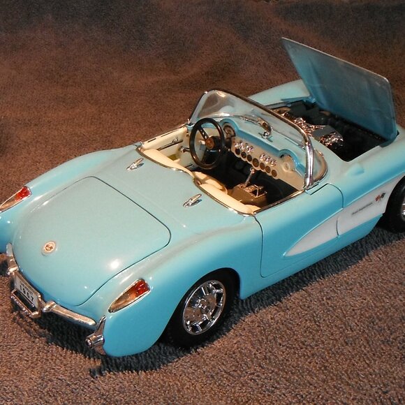 1957 CHEVROLET CORVETTE CONVERTIBLE BY ROAD TOUGH 1/18 SCALE DIE-CAST METAL - Picture 5 of 6